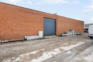 In de Priester Pattynstraat in Izegem bevindt zich deze functionele loods met een oppervlakte van 584 m². Het pand is ideaal geschikt voor...