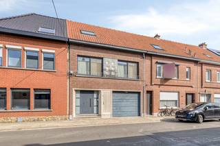 In het hart van Kruibeke vinden we deze ruime en verzorgde woning, ideaal voor wie op zoek is naar veel leefruimte en een praktische indeling.Bij het...