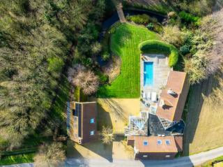 Ontdek dit uitzonderlijke domein van circa 1,6 hectare, een oase van rust en privacy. De villa (gebouwd in 1990, grondig gerenoveerd in...