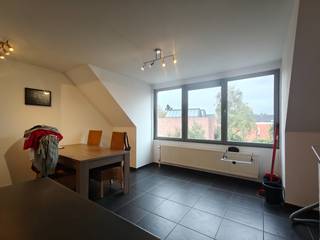 Dit aangename duplex appartement biedt een praktische en comfortabele woonomgeving. Het appartement is verdeeld over twee niveaus, waardoor de verschillende leefruimtes op een aangename manier van elkaar gescheiden zijn.<br /><br />Bij het binnenkomen kom je terecht in de woonkamer, die een fijne leefruimte vormt voor het dagelijks wonen en ontspannen. Aansluitend bevindt zich de ingerichte keuken met een praktische eetruimte. Hier is voldoende plaats om gezellig te tafelen en samen te genieten van een maaltijd. De combinatie van de keuken en eetruimte zorgt voor een aangename en functionele leefomgeving.<br /><br />Verder beschikt het appartement over een badkamer, uitgerust met een douche, en een apart toilet. Op het slaapniveau bevindt zich de slaapkamer met aansluitend een aparte dressingruimte. <br /><br />Het appartement is beschikbaar vanaf december 2026 en wordt aangeboden aan een huurprijs van € 650 per maand.<br /><br />Interesse in dit duplex appartement? Neem gerust contact met ons op voor meer informatie of om een bezoek in te plannen.