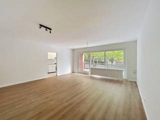 <p><span>Het appartement bevindt zich op de eerste verdieping van een gebouw zonder lift. Het appartement is net hernieuwd.</span><br /><span>Gelegen in een rustige woonwijk met groen zicht aan de voorzijde en in directe nabijheid van het park ‘Romeinse Put’, openbaar vervoer (bus 32), winkels, scholen, verbindingswegen, ...</span></p>
<p><strong>INDELING</strong><br /><span>We betreden het appartement via een ruime inkomhal (10m²), die is voorzien van een gastentoilet met handenwasser (1,5m²). Tevens vinden we hier 2 bergingen (1m² - 4m²) terug, waarvan 1 voorzien van een condensatieketel op gas en de andere met aansluiting voor wasmachine en droogkast.<br /></span><span>Aan de voorzijde van het gebouw bevindt zich de woonkamer (30m²) met een grote schuifraam welke voor veel natuurlijk licht zorgt. De keuken, op tegel, is voorzien van een inductievuur, dampkap, oven, 1,5 spoelbak en veel kastruimte.<br /><br /></span>Aan de achterzijde van het gebouw bevinden zich 2 slaapkamers (11m² - 11m²), tevens op laminaat.</p>
<p><span>De badkamer is voorzien van een ligbad/douche en een badkamermeubel met enkele lavabo, kolomkast en spiegel.</span><span><br /><br /><strong>BIJZONDERHEDEN<br /></strong><span>Appartement is net vernieuwd!</span><br /><span>PVC schrijnwerk met dubbele beglazing, condensatieketel.</span><br /><span>Vaste kosten: € 70/mnd: minuterie, voorschot water.</span><br /><span>3 maanden huurwaarborg - plaatsbeschrijving: €160 (excl. BTW) - Reeds beschikbaar</span></span></p>