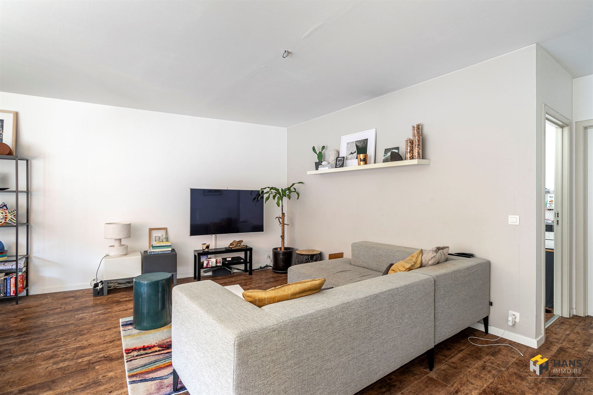 Instapklaar appartement (79 m²) met 2 slaapkamers, autostaanplaats en terras (10 m²) in Antwerpen (2000). - foto 3