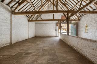 Charmante ferme carrée au charme authentique, avec dépendance, grande grange et jardin ensoleillé<br /><br />À la lisière des communes rurales d'Affligem et de Meldert se trouve cette ferme carrée pleine de caractère, où charme authentique et espace vont de pair. Une propriété unique pour ceux qui recherchent le calme, le cachet et de nombreuses possibilités.<br /><br />Le bâtiment respire l’histoire et l’ambiance. Les éléments authentiques ont été magnifiquement préservés et les différentes pièces à vivre se caractérisent par de superbes cheminées flamandes, qui confèrent une atmosphère chaleureuse et intemporelle. L’aile droite dispose déjà de 3 chambres (18, 20 et 43 m² ; cette dernière pouvant parfaitement être divisée en plusieurs pièces) et de 2 salles d’eau.<br /><br />L’impressionnante cour intérieure d’environ 330 m² constitue le cœur battant de la ferme et offre tout l’espace nécessaire pour des moments conviviaux, des réceptions ou des aménagements créatifs.<br /><br />L’annexe constitue un atout particulier : il s’agit d’un logement indépendant doté de son propre salon, d’une cuisine, d’une salle de bains et d’une chambre. Idéal comme maison d’hôtes, pour accueillir de la famille, pour une cohabitation ou comme espace de vie supplémentaire.<br /><br />De plus, la propriété dispose d’une grande grange d’environ 150 m², un espace polyvalent qui se prête parfaitement à l’organisation de fêtes, de réunions de famille, d’événements, de loisirs ou d’autres activités.<br /><br />Par ailleurs, la partie droite bénéficie d’un jardin exposé au soleil, où vous pourrez profiter en toute tranquillité du cadre champêtre et de la vie en plein air.<br /><br />Atouts<br />-Ferme carrée pleine de caractère et de charme<br />-Éléments authentiques et cheminées flamandes pleines de charme<br />-Grande cour intérieure d’environ 330 m²<br />-Grange d’environ 150 m² offrant de nombreuses possibilités d’utilisation<br />-Dépendance indépendante comprenant un salon, une cuisine, une salle de bains et une chambre<br />-Au total, 4 chambres, possibilité d’agrandissement<br />-Jardin exposé au soleil<br />-Situation rurale à la limite d'Affligem et de Meldert<br />-Particulièrement adaptée à ceux qui souhaitent allier cadre de vie, espace et caractère<br /><br />Une propriété qui a une âme et offre des possibilités exceptionnelles — idéale pour ceux qui recherchent plus qu'une simple maison.<br /><br />Cette opportunité vous intéresse ? N'hésitez pas à nous contacter pour organiser une visite via kurt@immoaccenta.be