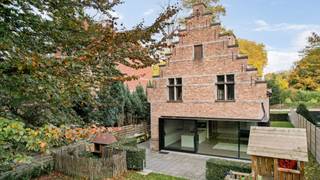 <p>Deze prachtige woning ligt op de grens van Edegem en Hove en werd door de huidige eigenaars recent gerenoveerd met een duidelijke klemtoon op gebruikte materialen, contact met de tuin en energetische prestaties. Het resultaat werd dan ook een pareltje waar esthetiek en wooncomfort hand in hand gaan. Technisch staat het huis uiteraard volledig op punt – conforme EK, handige domotica, zonnepanelen, vloerverwarming, warmtepompen, mooi EPC, asbestvrij, enz… De woning komt mooi gedocumenteerd. Indeling:</p>
<p>Benedenverdieping:</p>
<p>Ruime, lichte inkomhalhal met ingebouwde vestiaire en gastentoilet. Zeer ruime en open woonkamer en keuken (op knappe polybeton), ingericht met de meest moderne toestellen en kwalitatieve materialen. Voorzien van airco en vloerverwarming. Fantastische lichtinval dankzij grote raampartijen die toegang bieden naar de perfect georiënteerde tuin en terras. Grote garage met extra opbergruimte.</p>
<p>Eerste verdieping:</p>
<p>Master met ensuite badkamer voorzien van een ligbad. Extra douchekamer, toilet en drie ruime slaapkamers. Open ruimte op overloop. Alle kamers zijn voorzien van airco.</p>
<p>Tweede verdieping:</p>
<p>Twee ruime slaapkamers plus een extra ruimte, momenteel gebruikt als bureel. Kwalitatieve ingemaakte kasten, bedden en bureau's.</p>
<p>Kelder:</p>
<p>De droge kelder van zo'n 80m² groot is opgedeeld in vier ruimtes en is ideaal als wasplaats en opbergruimte.</p>
<p>Plannen en documentatie te vinden op www.reds.be. Voor meer informatie of een bezichtiging, neem gerust contact op met Daniël via mail (daniel@reds.be) of telefoon (0475.25.30.64).</p>