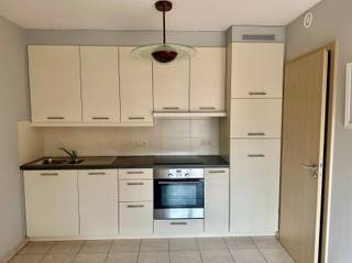 <p><span>Appartement met 2 slaapkamers in centrum Zottegem.</span></p><p><span> </span></p><p><span>INDELING</span></p><p><span>Het appartement omvat een inkomhal met toilet, living met open keuken en bijhorende berging, 2 slaapkamers en een badkamer met douche en dubbele lavabo.</span></p><p><span>In de kelder is er nog een kelderberging en een autostaanplaats.</span></p><p><span> </span></p><p><span>PRAKTISCH</span></p><p><span>Het appartement is onmiddelijk beschikbaar.</span></p><p><span>45€ gemeenschappelijke kosten.</span></p><p><span> </span></p><p><span>LIGGING</span></p><p><span>Gelegen vlakbij het centrum van Zottegem, vlakbij scholen, winkels en het station.</span></p><p><span> </span></p><p><span>Vraag uw bezoek aan via onze site immodhondt.be</span></p>