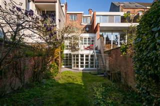 Art-decowoning uit 1929 die doorheen de jaren werd gerenoveerd en uitgebreid, met respect voor haar authentieke karakter en voorzien van...