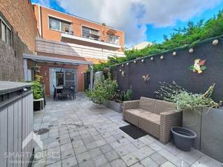 <p>Dit instapklare appartement geniet van een uitstekende ligging. Winkels en openbaar vervoer zijn makkelijk bereikbaar en ook de centra van zowel Edegem als Mortsel liggen vlakbij.</p>
<p>Via de inkomhal met praktische ingemaakte kasten betreedt u de leefruimte met open, geïnstalleerde keuken. Van hieruit heeft u zicht op de aangename, onderhoudsvriendelijke buitenruimte, waar het heerlijk vertoeven is.</p>
<p>Het appartement beschikt over twee volwaardige slaapkamers, waarvan één voorzien is van ingemaakte kasten. De badkamer is praktisch ingericht met een inloopdouche, wasmeubel en ruimte voor zowel een wasmachine als een droogkast. Daarnaast is er een afzonderlijk toilet.</p>
<p>Ook aan parkeergelegenheid werd gedacht: achteraan het appartement beschikt u over een eigen garage.</p>
<p>Troeven:</p>
<ul>
<li>Garage</li>
<li>Kleinschalige residentie</li>
<li>Buitenruimte</li>
<li>Vlak bij het centrum</li>
<li>Vlak bij openbaar vervoer</li>
<li>Instapklaar</li>
</ul>
<p></p>
<p>Deze woning is te koop ZONDER makelaar via het concept van Smart Houses! Wenst u verdere inlichtingen of een bezoek? Contacteer rechtstreeks de eigenaar via +32496127118</p>