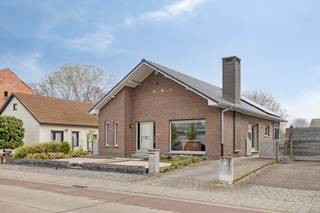 Goed onderhouden laagbouwwoning, gelegen op wandelafstand van het centrum, op 6 are grond. In de tuin staat er een ruime garage, met tuinberging...