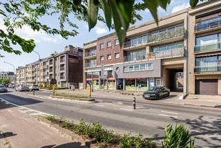 Ruim appartement van 112 m² gelegen op gunstige locatie te Deurne, ter hoogte van de Bisschoppenhoflaan, nabij het Bosuilstadion en Sportpaleis. Het kleinschalig appartementencomplex omvat 9 appartementen en een handelspand en werd opgeleverd in 2003. <br /><br />Indeling: <br />U betreedt de ruime inkom-/nachthal van het appartement. Deze hal biedt toegang tot het apart toilet en de 2 slaapkamers op novylon aan de achterzijde van het complex, die beiden toegang hebben tot het terras aan de achterkant dmv een openslaande raam/deur. De badkamer bevindt zich eveneens aan de achterzijde en is uitgerust met ligbad en een wastafel in meubel. <br />Vanuit de inkomhal bereikt u de riante woonkamer van ca. 50 m² (!) op laminaat. Via een dubbel openslaande schuifraam hebt u vanuit de woonkamer toegang tot het overdekt terras aan de voorzijde. De keuken en de aanpalende berging/wasplaats bevindt zich aanpalend de leefruimte. De keuken is ingericht met veel opbergkasten, dubbele spoelbak en een keramische kookplaat met dampkap en biedt eveneens toegang tot het terras achteraan. <br /><br />Private kelderberging (nr 5) met lift bereikbaar. <br /><br />Gemeenschappelijke fietsenstalling aanwezig in de kelder met rechtstreekse toegang via fietstrap aan de zijkant van het gebouw. <br /><br />Bijzonderheden: <br />- gunstige en centrale locatie<br />- lift aanwezig tot in de kelder <br />- ruime private kelderberging (nr 5)<br />- het appartement is verhuurd aan 786,24 EUR/maand<br />- verwarming op aardgas dmv HR gaswandketel en radiatoren<br />- aluminium schrijnwerk met dubbel glas<br />- EPC (C-label) van 208 kWh/m²/jaar<br />- gemeenschappelijke lasten bedragen ca. 100 EUR/maand. Syndicusinlichtingen zijn in aanvraag.