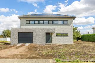 <p><span>Op zoek naar een woning die ruimte, hedendaags wooncomfort en een stijlvolle uitstraling combineert? Dan verdient deze moderne woning in Heist-op-den-Berg absoluut uw aandacht!</span></p><p><span>Vanaf het eerste moment valt de ruime en open indeling op. De leefruimte vormt samen met de volledig uitgeruste keuken een aangename, luchtige leefomgeving waar koken, ontspannen en samenzijn vanzelfsprekend samenkomen. Grote raampartijen brengen volop natuurlijk licht naar binnen en zorgen voor een fijne verbinding met de buitenruimte.</span></p><p><span>Met vier volwaardige slaapkamers en twee badkamers biedt deze woning alle ruimte voor het hele gezin. Daarnaast zijn er een praktische dressing, wasruimte, een ruime zolderberging en een garage, waardoor ook aan comfort en bergruimte geen gebrek is.</span></p><p><span>Op technisch vlak is deze woning eveneens helemaal mee met haar tijd. Zonnepanelen en warmtepomp dragen bij aan een energiezuiniger wooncomfort, terwijl de kwalitatieve materialen en verzorgde afwerking de moderne uitstraling van de woning versterken. Er is vloerverwarming en ook wandverwarming in de badkamer.</span></p><p><span>Een woning waar licht, ruimte en comfort centraal staan, en waar u meteen kunt genieten van hedendaags wonen.</span></p><p><span>Ontdek zelf de ruimte en sfeer van deze bijzondere woning in Heist-op-den-Berg! </span></p><p><span>Interesse? Contacteer ons via 0479/01.01.01!</span></p>