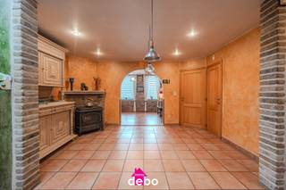 Deze lichtrijke en gezellige rijwoning is gunstig gelegen, dichtbij Bellewaerde, op wandelafstand van de dorpsschool en apotheek. Op korte...