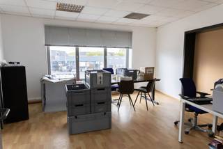 Mooi gelegen kantoorruimte van 290m² met veel lichtinval en dakterras op de hoek van de Prins Boudewijnlaan / Groeningenlei op zichtlocatie...