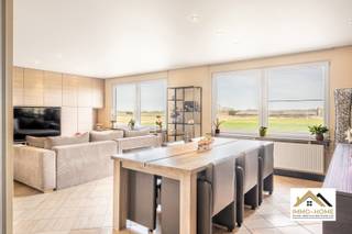 De eerder anonieme voorgevel van deze woning verbergt een ware parel. Via de riante inkomhal bereik je de eerste verdieping, waar zich de woon- en leefruimte bevindt. Het prachtige landelijke uitzicht waar je het jaar rond van geniet, valt meteen op. Dit uitzicht heb je vanuit elke hoek van deze verdieping, van de zithoek tot de leefkeuken. Net naast de keuken beschik je over een handige berging, en via een schuifraam bereik je een overdekt terras. Langs deze weg kom je tot op de absolute eye-catcher van de woning : een heel ruim dakterras, voorzien van een leuke lounge, en met uiteraard een heel weids uitzicht op de omgeving. Op de gelijkvloerse verdieping vinden we de inpandige garage, een eerste slaapkamer en de badkamer met ligbad en douche. En ook hier weer overal : een prachtige view ! Een verdieping eronder is er voorzien in een dubbele slaapkamer, en tweede apart toilet en een grote opbergruimte. Inschrijven via mail naar tommy@immo-home.be, geen telefonische inschrijvingen! Volg ons op Fb en Insta. Voor meer info: www.immo-home.be. GRATIS SCHATTING &amp; GRATIS FINANCIEEL ADVIES