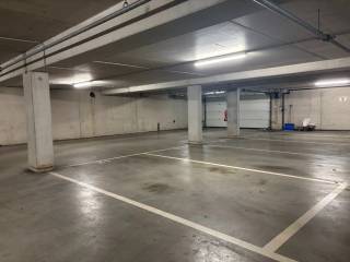 Deze autostaanplaats (nr.12) is geschikt voor een stadsauto, elektrische bakfiets, motorfietsen etc. en beschikt over volgende afmetingen:<br />Lengte: 5m<br />Breedte: 2,30m<br />Geen laadgelegenheid voor elektrische auto<br /><br />Heeft u interesse en wenst u een bezoek ter plaatse in te plannen? Aarzel niet ons te contacteren op het nummer 03 337 50 70 of surf naar www.vbvastgoed.be.