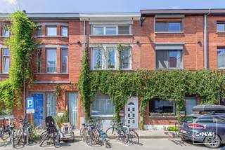 Deze <strong>perfect instapklare</strong> woning met <strong>drie slaapkamers</strong> is rustig gelegen, vlakbij natuurreservaat De Bourgoyen en heeft een heel <strong>aangename groene tuin</strong>.<br /><br />Via de inkomhal kom je binnen in de ruime en <strong>lichtrijke leefruimte</strong>. Aansluitend bevindt zich de recent vernieuwde, volledig voorziene keuken (2024). Achteraan geniet je van een lichtrijke veranda met toegang tot de gezellige tuin. Deze is voorzien van buitenstopcontacten en in het tuinhuis ligt er eveneens elektriciteit.<br /><br />Op de eerste verdieping bevinden zich twee ruime slaapkamers waarvan één met een volledige wand aan ingemaakte kasten. De bovenverdieping biedt plaats aan een derde volwaardige slaapkamer en een praktische berging. <br />Een leuke extra troef zijn de <strong>10 zonnepanelen</strong> op het dak.<br /><br />De woning ligt op wandelafstand van de prachtige Bourgoyen en op slechts een klein kwartiertje fietsen van het centrum van Gent. Dankzij de <strong>uitstekende ligging</strong> geniet je hier van de ideale combinatie van rust, natuur en een vlotte bereikbaarheid. <br /><br />Interesse in deze leuke, instapklare en goedgelegen woning? <strong>Contacteer Gijs</strong> via het contactformulier of <strong>gijs@convas.be</strong><br /><br />
