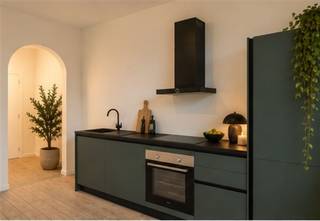 <p><b>Bienvenue dans cet appartement magnifiquement rénové au cœur d'Anvers</b>, une maison idéale pour ceux qui recherchent un confort moderne et un style de vie élégant. Cet appartement spacieux et lumineux offre une combinaison parfaite de design contemporain et d'agencement fonctionnel.</p><p><b>Cuisine :</b> La cuisine moderne est équipée d'appareils électroménagers de haute qualité, y compris un four encastré et une hotte élégante. Les armoires vert foncé offrent un contraste élégant avec les murs clairs, tandis que l'agencement pratique garantit un espace de travail optimal.</p><p><b>Espace de vie :</b> Les espaces de vie ouverts sont chaleureux et baignés de lumière naturelle, avec de beaux parquets en bois dans tout l'appartement. L'architecture ludique avec des ouvertures aux formes élégantes crée un flux spatial agréable.</p><p><b>Chambres à coucher :</b> l'appartement comprend plusieurs chambres à coucher avec beaucoup de lumière naturelle et un espace de rangement adéquat. Chaque chambre est conçue dans un souci de confort et de fonctionnalité.</p><p><b>Salle de bains :</b> Une salle de bains moderne équipée de carreaux noirs élégants, d'un lavabo sur pied et d'une douche spacieuse à l'italienne avec une cloison en verre complète les installations.</p><p><b>Espace extérieur :</b> Un balcon privé offre un espace de vie supplémentaire, de l'air frais et des vues sur le quartier.</p><p><b>Situation :</b> Situé dans un quartier attrayant d'Anvers avec un accès facile aux magasins, aux restaurants et aux liaisons de transport. Cet appartement est idéal pour ceux qui veulent profiter de la vie urbaine moderne.</p>