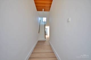 In een verkeersluwe straat in de dorpskern van Kluisbergen vinden we deze volledig vernieuwde woning, voorzien van een praktische uitweg achteraan. <br /><br />We betreden de woning via zijn inkomhal met plaats voor een vestiaire en een apart gastentoilet, uitgerust met een nieuw hangtoilet en lavabo. De lichtrijke leefruimte geniet van hoge plafonds en staat in verbinding met een <strong>splinternieuwe keuken</strong> voorzien van kwalitatieve toestellen en een granieten werkblad. Dankzij de lichtkoepel en het grote schuifraam naar het terras geniet u hier van een overvloed aan natuurlijk licht, en een prachtig overzicht op de tuin. Verder is er nog een volledig vernieuwde badkamer met inloopdouche en een dubbele wastafel.<br /><br />Op de eerste verdieping vindt u een apart toilet en drie slaapkamers, allen voorzien van een nieuwe laminaatvloer en moderne ledverlichting. Via een vaste trap bereiken we de zolderkamer, voorzien van een afgewerkte OSB-vloer die uitstekend geïsoleerd is, en reeds uitgerust met klaarliggende nutsvoorzieningen, alsook voor eventuele zonnepanelen.<br /><br />De woning is <strong>volledig onderkelderd</strong> en opgesplitst in 5 praktische ruimtes: een traphal, de stookplaats met recente hoogrendementsketel op gas, twee bergruimtes en een grote wasplaats met voorzieningen voor was- en droogkast.<br /><br />Buiten geniet u van een ruime, onderhoudsvriendelijke tuin met terras. De <strong>zijdelingse toegang</strong> is bijzonder handig voor het plaatsen van fietsen of het wegbrengen van tuinafval zonder door de woning te moeten.<br /><br /><strong>Extra troeven </strong>van deze woning zijn onder meer de<strong> volledig vernieuwde en gekeurde elektriciteit</strong>, splinternieuw sanitair en het feit dat de woning <strong>volledig geschilderd </strong>is en dus onmiddellijk instapklaar.<br />Meer info? Contacteer Kyamo De Smet: 0479 06 13 71