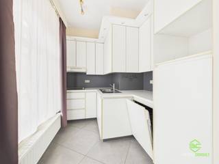 <p><span>Pal in het centrum ligt dit instapklaar gelijkvloers appartement met 2 slaapkamers en terras. </span></p><p><span>Het gebouw werd in de loop van 2006-2007 volledig gerenoveerd. Scholen, supermarkten, horeca, ... zijn allemaal op wandelafstand gelegen.</span></p><p><span>Het treinstation ligt om de hoek en biedt een snelle verbinding richting Hasselt, Leuven en Brussel. </span></p><p><span> </span></p><p><span>Het appartement beschikt over individuele tellers van de nutsvoorzieningen, wordt verwarmd op aardgas en heeft een conform gekeurde elektrische installatie.</span></p><p><span> </span></p><p><span>Binnenkomen doen we in het halletje waar we toegang krijgen tot de open leefruimte met aansluitende open keuken. De keuken is voorzien van alle nodige toestellen en geniet net zoals de rest van het appartement van een aangename lichtinval. </span></p><p><span>Het slaapgedeelte omvat twee slaapkamers die beiden toegang geven tot het terras. Ten slotte is er nog een apart toilet en een badkamer die voorzien is van een lavabomeubel, ligbad met douchefunctie en aansluiting voor de wasmachine.</span></p><p><span>In de kelderverdieping is er een bijhorende berging te vinden. </span></p><p><span> </span></p><p><span>Pluspunten:</span></p><p><span>- gelijkvloers</span></p><p><span>- instapklaar</span></p><p><span>- in het centrum</span></p><p><span> </span></p><p><span>De vermelde bewoonbare oppervlakte is de netto-oppervlakte van het appartement met uitzondering van de kelder.</span></p><p><span> </span></p><p><span>EPC Gemeenschappelijke delen:</span></p><p><span>Certificaatnr: 20251113-0003730780-GD-2</span></p><p><span>Datum: 13/11/2025</span></p><p><span>Geldig tot: 13/11/2035</span></p>