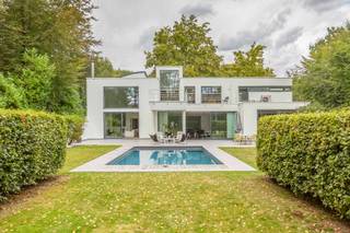 Heerlijk groen en rustig wonen in deze architecturale villa op fietsafstand van Belsele-dorp én met vlotte connectie naar Antwerpen, Gent of...