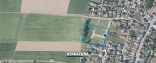Dans un nouveau lotissement à Imde (Wolvertem), vous trouverez ce beau terrain de 4a90ca, idéal pour la réalisation d’une construction semi-ouverte.Le terrain à bâtir (LOT 10) est situé dans une rue en cul-de-sac, entouré de verdure et bénéficie d’un environnement particulièrement calme – parfait pour ceux qui recherchent intimité et qualité de vie.Principales prescriptions urbanistiques :- Construction semi-ouverte (3 façades)- Profondeur de construction: max. 15 m (rez-de-chaussée) et 12 m (étage)- Largeur de construction: max. 10,50 m- Hauteur de corniche: max. 6,30 m- Toiture à deux versants obligatoire- Minimum 1 garage et/ou 1 carport à prévoir- Mesures administratives dans le registre des mesures: nonInformations pratiques :- Frais d’acte (400 € TVAC) et frais de mesurage du géomètre (1.550 € TVAC) à charge de l’acquéreurUne excellente opportunité pour construire dans un cadre calme et privilégié à Imde, avec une bonne accessibilité vers les communes environnantes.Plus d’informations ? Contactez-nous au 02 460 80 46 ou via info@structura.be