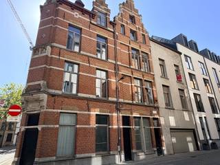 <strong>Opbrengsteigendom met 8 units en parkings op toplocatie in historisch centrum Antwerpen</strong><br /><br />Wij bieden u dit uitzonderlijk gelegen opbrengsteigendom aan in het hart van Antwerpen, op de hoek van de Gorterstraat en de Kleine Kraaiwijk. Deze unieke ligging combineert het beste van twee werelden: pal in het centrum, en toch verrassend rustig. Winkels, horeca, openbaar vervoer en alle stedelijke voorzieningen bevinden zich op wandelafstand.<br /><br />Het betreft een karaktervol historisch gebouw (bouwjaar ca. 1850) bestaande uit 8 appartementen, verdeeld over vier verdiepingen. De appartementen werden ca. 7 jaar geleden gerenoveerd en bevinden zich in goede staat van onderhoud, met aandacht voor comfort en energiezuinigheid.<br /><br />Het gebouw omvat twee appartementen per verdieping, waaronder een ruim en uniek penthouse op de bovenste verdieping met terras. Daarnaast zijn er twee autostaanplaatsen aanwezig, waarvan één momenteel dienstdoet als fietsenstalling en één verhuurd wordt samen met het penthouse.<br /><br />Alle units zijn verhuurd aan stabiele huurders, wat zorgt voor een onmiddellijk en aantrekkelijk rendement.<br /><br /><strong>Indeling:</strong><br /><br /><em><strong>Gelijkvloers:</strong></em><br /><br />2 appartementen (1 slaapkamer) van ca. 46 m² en 53 m² – EPC C<br /><br /><em><strong>1e verdieping:</strong></em><br /><br />Appartement met 2 slaapkamers (ca. 86 m²) – EPC C<br />Appartement met 1 slaapkamer (ca. 50 m²) – EPC B<br /><br /><em><strong>2e verdieping:</strong></em><br /><br />Appartement met 2 slaapkamers (ca. 86 m²) – EPC C<br />Appartement met 1 slaapkamer (ca. 50 m²) – EPC B<br /><br /><em><strong>3e verdieping:</strong></em><br /><br />Ruim penthouse (ca. 149 m²) met 2 slaapkamers – EPC C<br />Appartement met 1 slaapkamer (ca. 48 m²) – EPC C<br /><br /><strong>Huuropbrengst:</strong><br /><br />Totale maandelijkse huuropbrengst: € 7.560<br />Minimum 4% rendement<br /><br /><strong>Technische kenmerken:</strong><br /><br />Overal dubbele beglazing met hardhouten profielen<br />Collectieve verwarming (gas, condenserende ketel)<br />Onkosten voor water en verwarming via provisie<br />Gunstige EPC-scores (B en C)<br />Asbestattest in opmaak (geen vermoeden van asbest)<br /><br /><strong>Extra troeven:</strong><br /><br />Absolute topligging in historisch centrum<br />Rustige straat met weinig passage<br />Volledig verhuurd = onmiddellijk rendement<br />Recent gerenoveerde units<br />Interessante mix van 1- en 2-slaapkamerappartementen<br />Uniek penthouse als meerwaarde<br />Parkeermogelijkheden aanwezig<br /><br />Een zeldzame opportuniteit voor investeerders die op zoek zijn naar een stabiel en zorgeloos rendement op een toplocatie in Antwerpen.<br /><br />Interesse? Contacteer Ellen via Ellen@reds.be of op 0474 84 54 29 voor meer informatie of een bezoek ter plaatse.