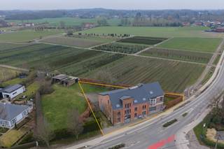 Op een uitstekende locatie te Putte bevindt zich deze ruime, gerenoveerde zonevreemde woning met 5 slaapkamers, een magazijn van 479 m² en tal van mogelijkheden op een perceel met open zicht op weiden en agrarisch gebied. U geniet hier van een rustige omgeving met achteraan een weids uitzicht, doch op een boogscheut van winkels, eet-en drankgelegenheden, scholen en het openbaar vervoer.<br /><br />We betreden de woning via de inkomhal. De karaktervolle leefruimte kan worden ingericht met een gezellige zithoek en eetplaats. Aansluitend bevindt zich de ruime open keuken met eiland, voorzien van veel lichtinval en directe toegang tot een koele berging. Vanuit de inkomhal of leefruimte bereikt u een bureau. Verder beschikt het gelijkvloers nog over een extra polyvalente ruimte die kan dienen als bureau of opslagruimte, alsook een apart toilet.<br />Via de nachthal op de eerste verdieping bereiken we 3 slaapkamers, een apart toilet en een ruime badkamer met inloopdouche en dubbele lavabo. De tweede verdieping geeft toegang tot nog 2 slaapkamers, waarvan één ruime kamer met mezanine.<br />Achteraan de woning bevinden zich enkele parkeerplaatsen, een groot terras en een ruime, van de straat afgeschermde tuin waar u in alle rust en privacy kan genieten.<br />Het bijhorende magazijn van 479 m² met automatische poort is verdeeld over 3 niveaus en biedt tal van mogelijkheden. Dit kan geïntegreerd worden in de woning of gebruikt worden voor professionele doeleinden. Tevens bestaat de mogelijkheid om een praktijkruimte van ca. 100 m² in te richten.<br />Dit is een uitstekende opportuniteit voor wie op zoek is naar een ruime, instapklare woning met magazijn en bijzonder veel potentieel op een strategische locatie.<br /><br />Contacteer ons op het nummer 0479 13 63 69 voor meer informatie of via info@boonstravastgoed.be<br /><br />Bijzonderheden:<br />- 5 slaapkamers<br />- Magazijn van 479 m²<br />- Zonevreemde woning