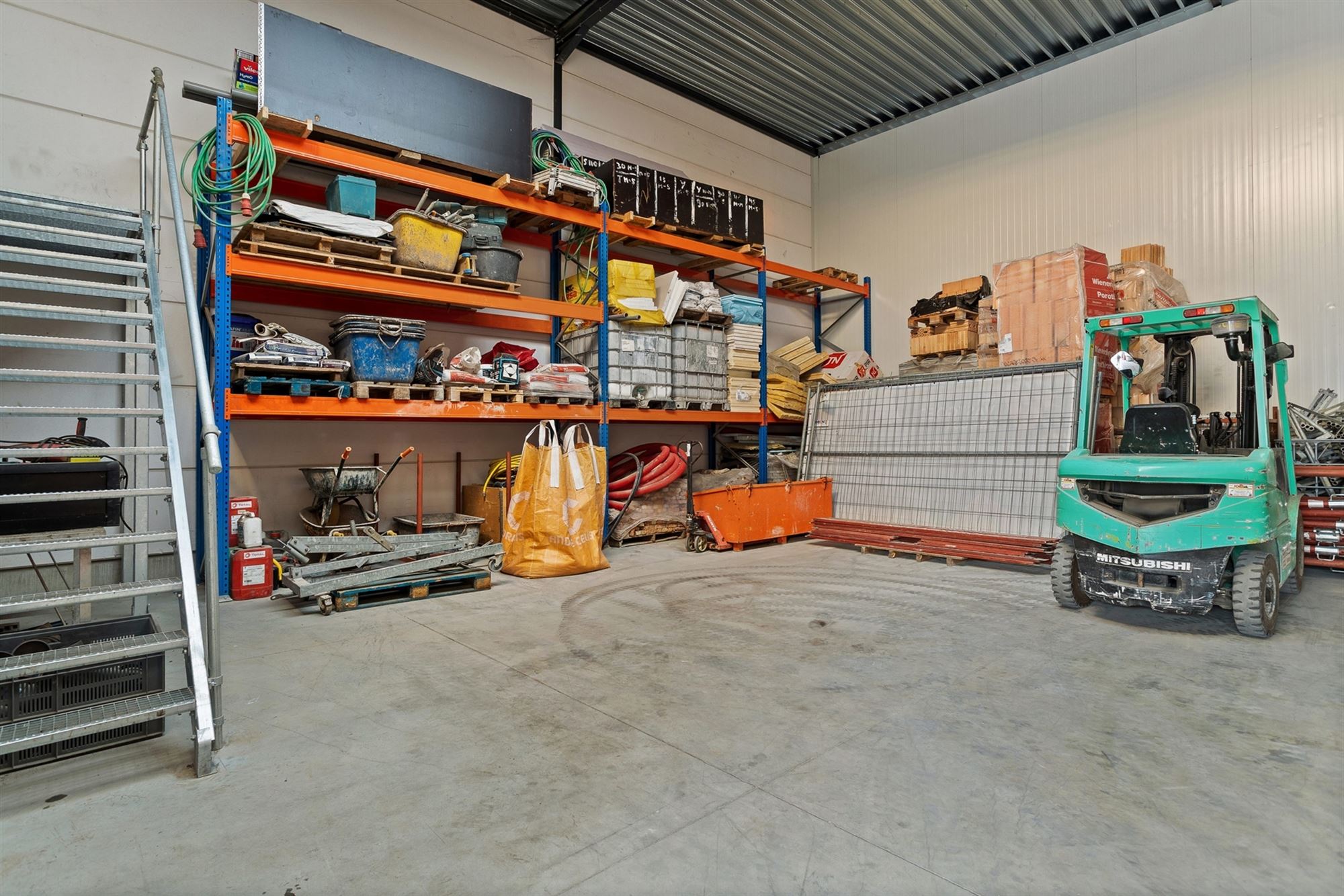 KMO-UNIT VAN 207 M2 MET BUREEL VAN 35M2 OP UITERST CENTRALE EN SNEL TOEGANKELIJKE LOCATIE TE HAM - foto 4