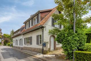 VALIMMAS verkoopt nabij het centrum van Asse deze karaktervolle driegevelwoning met mooie tuin....
Het gelijkvloers bestaat uit een inkomhal, een slaapkamer of bureel, een salon met sierschouw, een eetkamer met open haard, een ingerichte keuken, een toilet, en een salon met grote raampartij met zicht op het zonneterras en de tuin. Ideaal georiënteerd naar het zuid-zuidwesten !
De verdieping omvat een overloop met bergkast, twee ruime slaapkamers en een badkamer met ligbad.
De zolder is bereikbaar via een luik en kan dienstig zijn als extra opbergruimte. Er is tevens een kelder beschikbaar.
Degelijke constructie, grondig verbouwd en uitgebreid in 1998, maar interieurs en comfortvoorzieningen wel grondig op te frissen en te moderniseren.
Mooie en residentiële ligging, met alle centrumfuncties binnen wandelafstand: winkels, scholen, bushaltes, park, … . Uitstekende Mobiscore: 8,9/10.