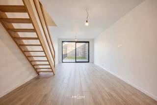 Deze moderne en energiezuinige woning combineert comfort, ruimte en een uitstekende ligging. Bij het betreden van de woning komt u terecht in...