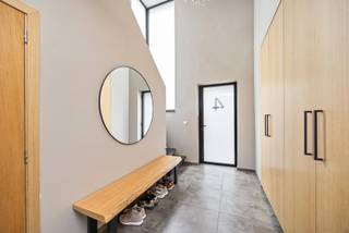 <div>Deze ruime woning combineert een hoogwaardige afwerking met hedendaags wooncomfort, energiezuinige technieken en een doordachte indeling. Met vier slaapkamers, twee badkamers, een inpandige garage, een volledig omheinde tuin en een royale zolderverdieping biedt deze eigendom alle ruimte voor een gezin dat comfort en kwaliteit centraal stelt.</div>
<h2>Indeling</h2>
<div>De inkomhal is uitgerust met praktische ingemaakte kasten en een gastentoilet. Via de stijlvolle trap bereikt u de verdieping.</div>
<div>De lichtrijke leefruimte biedt voldoende plaats voor zowel een comfortabele zithoek als een ruime eethoek en bureau. Grote raampartijen zorgen voor een optimale natuurlijke lichtinval en creëren een aangename woonbeleving. De kwalitatieve afwerking wordt doorgetrokken met een parketvloer en maatwerk in eik.</div>
<div>Aansluitend bevindt zich de open keuken, volledig geïntegreerd in de leefruimte. Het granieten werkblad, gecombineerd met recente ATAG-toestellen, sluit perfect aan bij het hoogwaardige karakter van de woning. Naast de keuken bevindt zich een praktische berging.</div>
<div>Verder beschikt de woning over een inpandige garage met elektrische poort, waar zich eveneens de technische installaties bevinden.</div>
<h2>Vier slaapkamers en twee badkamers</h2>
<div>Op de eerste verdieping bevinden zich vier slaapkamers. Waarvan één slaapkamer beschikt over een ensuite douchekamer met lavabo en een andere slaapkamer voorzien is van een dressing.</div>
<div>Daarnaast is er een stijlvolle en ruime badkamer met tijdloze afwerking, voorzien van een dubbele lavabo, een inloopdouche, een ligbad en kwalitatieve maatkasten. De nachthal biedt bovendien ongeveer 12 m² extra leefruimte, ideaal als bureau, leeshoek of tweede zithoek.<br />De hoge binnendeuren versterken de moderne architectuur en benadrukken het kwaliteitsvolle afwerkingsniveau.</div>
<div>Ook op deze verdieping wordt gekozen voor een parketvloer. Deze wordt nog geplaatst door de verkoper nadat de woning volledig werd ontruimd en vóór het verlijden van de authentieke akte.</div>
<div><br />De zolderverdieping van circa 126 m² wordt momenteel gebruikt als bergzolder, maar biedt tal van mogelijkheden voor verdere afwerking. Dankzij de royale oppervlakte kan deze verdieping worden ingericht volgens eigen wensen, bijvoorbeeld als extra slaapkamers, hobbyruimte, bureau of polyvalente leefruimte.</div>
<h2>Tuin</h2>
<div>De volledig omheinde en verzorgd aangelegde tuin biedt veel privacy en beschikt over twee terrassen. Bovendien zijn er reeds water- en elektriciteitsvoorzieningen aanwezig, wat het onderhoud en het gebruik van de buitenruimte bijzonder praktisch maakt.</div>
<h2>Technieken en comfort</h2>
<div>Deze woning is uitgerust met tal van moderne en energiezuinige voorzieningen. Dankzij deze uitgebreide technische uitrusting geniet u van een optimaal wooncomfort en een energiezuinige woonomgeving.</div>
<div></div>
<div><strong>Bel voor een afspraak 03 240 11 99 of mail wuustwezel@immopoint.be</strong></div>
