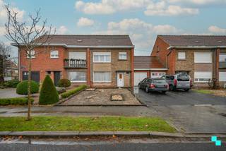 Deze eengezinswoning met 2 slaapkamers geniet van een rustige, doch gunstige ligging te Izegem. De woning heeft een bewoonbare oppervlakte van ca...