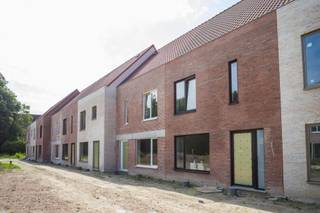 Deze energiezuinige nieuwbouwwoning met een bewoonbare oppervlakte van 123 m² bevindt zich in een park gelegen langs het kanaal Bossuyt-Kortrijk.Op...