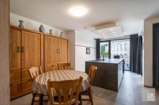 <p><span><strong>INDELING:</strong></span><br /><br />Appartement 0.4 is gelegen op het gelijkvloers en heeft een privatieve inkomhal met vestiaire en gastentoilet, leefruimte met zuidelijk terras (11m²) en een open keuken. Daarnaast zijn er 2 ruime slaapkamers, een badkamer en een berging met aansluitingen voor wasmachine en droogkast.<br /><br />Bijkomend is het appartement voorzien van zes zonnepanelen en een parking en kelderberging op de kelderverdieping. <br /><br /><strong><span>AFWERKING:<br /><br /></span></strong>De keuken en badkamer zijn voorzien van alle nodige comfort. Bovendien beschikt het appartement over een ruime hoeveelheid ingebouwde kastruimte.</p>