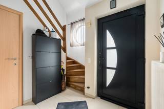 Te koop: ruime halfopen woning in Kampenhout, gelegen in een rustige residentiële buurt nabij openbaar vervoer.Deze woning combineert een gunstig...