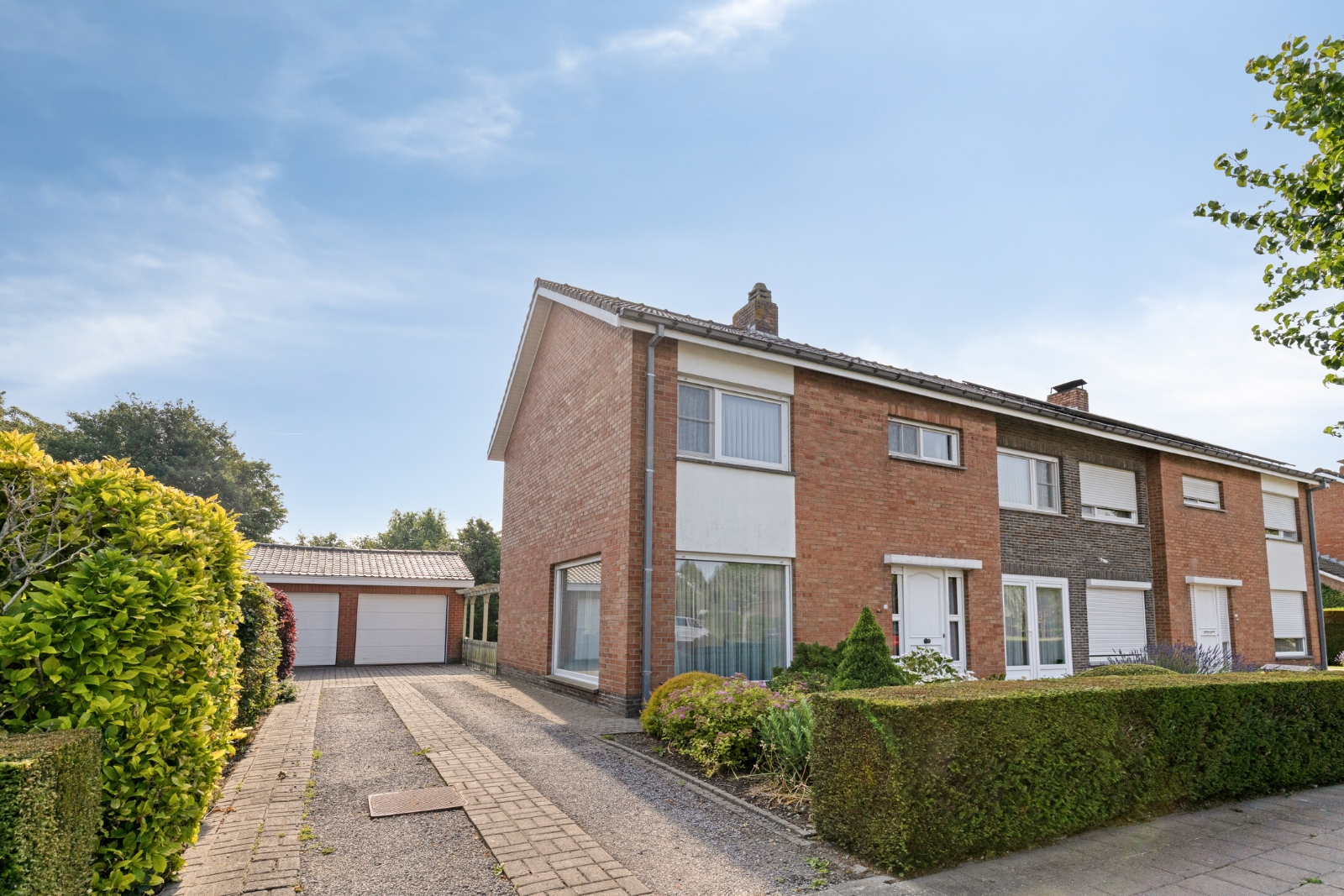 Instapklare halfopen gezinswoning met 5 slaapkamers, dubbele garage en verzorgde tuin - foto 1