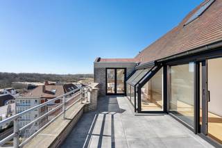 Dit vernieuwd duplex appartement beschikt over volgende indeling:<br />een lichtrijke woonkamer die toegang biedt tot een prachtig zonneterras met een adembenemend uitzicht, aansluitend een grote eetkamer, grenzend aan een moderne, volledig uitgeruste keuken. Een ruime praktische bijkeuken. Verder vindt u op deze verdieping een hal met vestiaire en een gastentoilet.<br />Aan de rustige achterzijde liggen twee stijlvolle slaapkamers, elk voorzien van een en-suite badkamer of douchekamer.<br /><br />De bovenverdieping biedt ruimte aan nog twee slaapkamers, elk uitgerust met een eigen doucheruimte.<br /><br />Het appartement beschikt over veel opbergruimte dankzij op maat gemaakte kasten.<br />Extra troeven: een privékelder en de mogelijkheid tot aankoop van een garage vlakbij.<br /><br />Uitzonderlijk groot gerenoveerd appartement op toplocatie te Duinbergen, prachtig aanbod.<br />