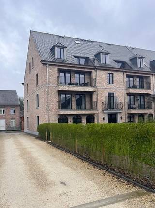 In het centrum van Elversele hebben we dit exclusief en luxueus recent BEN appartement op de 2e verdieping te huur. Ideale ligging, rustig maar toch nabijheid van de invalswegen. Met volgende indeling: living met open ingerichte keuken, berging/wasplaats, 2 slaapkamers + 3e kamer als bureel of extra slaapkamer, badkamer met inloopdouche en dubbel lavabomeubel, apart toilet en terras. Met lift, fietsenberging/vuilnislokaal. Vloerverwarming met koelingsmodule en warmtepomp (E-Peil lager dan 20), 3-voudig thermisch glas, zonnepanelen, massief-eiken parket. Huurprijs: 1.200 euro/maand + € 60/maand voor de carport + € 75 algemene kosten/maand. Vrij: 01/10/2026.