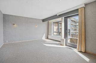 Ontdek dit prachtig gelegen 2-slaapkamerappartement te Koksijde Sint-Idesbald. Gelegen op de 2e verdieping van de kleinschalige residentie Myriam, op 150m van het strand en vlakbij openbaar vervoer en de winkelstraat. <br /><br />Dit op te frissen / te renoveren appartement beschikt over een ruime open inkom, lichtrijke leefruimte met klein balkon. Aansluitend is er de open keuken, een apart toilet, badkamer met ligbad en douche en 2 ruime slaapkamers. <br /><br />Mogelijkheid tot het bijkopen van privé-staanplaats in het gebouw ertegenover maakt het plaatje compleet, waardoor u zorgeloos kunt genieten van uw nieuwe thuis / verblijf, op een toplocatie met nabijheid tot het strand en de voorzieningen van Koksijde Sint-Idesbald.<br /><br />Mis deze unieke kans niet en contacteer ons voor een bezoek tel. 058 622 815. <br /><br />EPC: 171 kWh/m² - UC: 3838022 (KLASSE B - GEEN RENOVATIEPLICHT) - (Gvg, Wg, gmo, Gvkr, Gvv) - Ref. NI27493