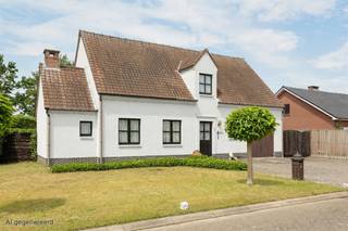 Te koop: Ruime woning met praktijkruimte, studio- of kangoeroemogelijkheden in VorselaarDeze ruime woning is rustig gelegen in een doodlopende straat, vlak bij het centrum van Vorselaar. Dankzij de royale oppervlaktes, de praktische indeling en de vele gebruiksmogelijkheden is dit een eigendom met een uitzonderlijk potentieel voor zowel gezinnen, zelfstandigen als investeerders.Extra troef: onmiddellijk beschikbaar bij akte! De huidige huurder heeft zijn huur opgezegd, waardoor de woning bij het verlijden van de akte vrij van gebruik zal zijn.Veel ruimte en tal van mogelijkheden:De woning beschikt over meerdere slaapkamers en een ruime leefomgeving. Wat deze eigendom echter echt onderscheidt, is de afzonderlijke ingang naar het achterste gedeelte van de woning. Hierdoor ontstaat de mogelijkheid om een aparte praktijkruimte, kantoor, hobbyruimte, studio of extra woongelegenheid te creëren (onder voorbehoud van de geldende regelgeving).Dit gedeelte biedt voldoende ruimte voor bijvoorbeeld een wachtkamer, slaapkamer, bureau of hobbyruimte en kan eventueel verder ingericht worden met bijkomende sanitaire voorzieningen.Een bijkomende meerwaarde is de vrijstaande garage, ideaal voor het stallen van een wagen, extra opslagruimte of als werk- en hobbyruimte. Een afzonderlijke garage is vandaag een gegeerde troef en biedt tal van praktische mogelijkheden.Kenmerken:Oppervlakte: 666m²Bewoonbare oppervlakte: 276m²Locatie: Vinkenlaan 1, 2290 VorselaarBIJZONDERHEDEN: Elektriciteit niet conform - Perceelscore C & Gebouwscore A - Oppervlaktematen zijn indicatief volgens epc. Plannen beschikbaar op ons kantoor!Mis deze kans niet.Contacteer ons vandaag nog en ontvang als eerste informatie over deze interessante woning.