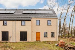 Energiezuinige, instapklare nieuwbouwwoning op 1.120 m² grond op aangename ligging in Schoten. Indeling van de woning:Gelijkvloers: +/- 73.5...