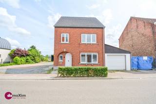 <p><span>Gerenoveerde woning met loods, stallen en serre op een terrein van 32 are</span></p><p><span> </span></p><p><span>Deze volledig gerenoveerde ruime woning, centraal gelegen tussen Leuven en Mechelen, biedt alles wat je nodig hebt als de zoekwoorden luxe, opslag en tuin bevatten. De woning bevindt zich op een terrein van maar liefst 32 are en beschikt naast de nodige opslagruimte ook over een grote serre en stallen.</span></p><p><span> </span></p><p><span>Via de inkomhal kom je in de leefruimte met aansluitend een modern ingerichte keuken. De ingesloten veranda zorgt voor veel lichtinval in de ruimte. De volledige benedenruimte is voorzien van vloerverwarming. De keuken sluit aan op een praktische berging en wasruimte. Op het gelijkvloers beschik je ook nog over een badkamer met wastafel, toilet & inloopdouche.</span></p><p><span> </span></p><p><span>De eerste verdieping beschikt over 2 volwaardige slaapkamers en wederom een volledig vernieuwde badkamer met wastafel, toilet & inloopdouche. Op de tweede verdieping heb je tot slot nog een derde slaapkamer, alsook een grote bergruimte.</span></p><p><span> </span></p><p><span>In de ruime garage is plaats voor één tot twee wagens (achter elkaar). Er is uiteraard nog extra parkeergelegenheid op de oprit.</span></p><p><span> </span></p><p><span>Tot slot is de grootste troef van deze woning de zéér ruime loods (toegankelijk via een grote automatische poort, maar ook via de veranda), de ruime stallen & de garage!</span></p><p><span> </span></p><p><span>Interesse? Maak dan snel jouw afspraak!</span></p><p><span> </span></p><p><span>015 20 36 00 - <span>info@domoxim.be</span></span><span> </span></p>