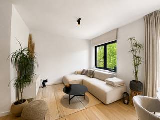 Dit prachtige duplex-appartement van ca 69 m² (cfr. EPC) bevindt zich op de 1ste en 2de verdieping in een kleinschalige totaalrenovatie in Den Leeuwenbergstraat te Edegem. Werkelijk een heerlijke locatie in de wijk Elsdonk, rustig gelegen en op een steenworp van het bruisende Edegem-centrum. <br />Deze locatie biedt u niet alleen nabijheid tot een supermarkt, maar ook tot sportaccommodaties en het park Fort V.<br /><br />Vanuit de leefruimte die zich uitstrekt over de breedte van het appartement, heeft u zicht op het zonovergoten terras van ca 5 m².<br /><br />Aansluitend is er de open keuken, ontworpen in een modern donkerbruin greeploos design en zwart kraanwerk, voorzien van alle comfort en volledig geëquipeerd met: koelkast, diepvriezer, combi-oven, vaatwasser en inductievuur.<br /><br />De eikenparketvloer die in het volledige appartement werd doorgetrokken creëert hier een warme knusse sfeer.<br /><br />Via de trap bereikt u de tweede verdieping waar zich de ruime slaapkamer bevindt. Aangrenzend vindt u de badkamer, uitgerust met inloopdouche, lavabo en toilet. De douche en vloer in de badkamer zijn afgewerkt met onderhoudsvriendelijke keramische tegel met marmerlook, wat een luxe uitstraling geeft.<br /><br />Apart gastentoilet en berging met aansluiting voor wasmachine, vervolledigen het plaatje.<br /><br />Op het gelijkvloers is er een gemeenschappelijke fietsenstalling voorzien.<br /><br />Gemeenschappelijke lasten: 90 Euro per maand.<br />Alle nutsvoorzieningen (gas, water en elektriciteit) zijn privé op te nemen door de huurder.<br /><br />Onmiddellijk beschikbaar.