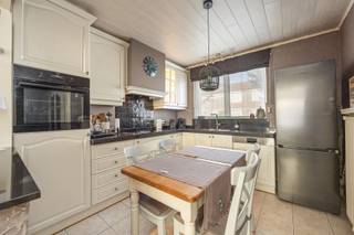 Gezellige en instapklare woning met 3 slaapkamers, garage en onderhoudsvriendelijke tuin in Berendrecht.
Op een rustige en aangename ligging in de Kommershoek te Berendrecht bevindt zich deze gezellige woning. Dankzij de praktische indeling, drie volwaardige slaapkamers en een gunstig EPC-label C is deze woning ideaal voor gezinnen of koppels die op zoek zijn naar een comfortabele thuis.
Via de inkomhal met gastentoilet betreedt u de woning. De lichtrijke leefruimte beschikt over een gezellige zit- en eethoek. Aansluitend bevindt zich de geïnstalleerde keuken, voorzien van alle nodige toestellen. Op de eerste verdieping vindt u een badkamer met douche, lavabomeubel en 2e toilet. Daarnaast beschikt de woning over drie volwaardige slaapkamers. Buiten geniet u van een onderhoudsvriendelijke tuin met een overdekt terras en een praktische tuinberging/atelier. Achteraan het perceel bevindt zich de garage en de achteringang. Verder beschikt de woning over een conforme elektriciteitskeuring en een blanco asbestattest! Voor meer info of een bezichtiging: lauren@vastgoed03.be - 03/568.03.03