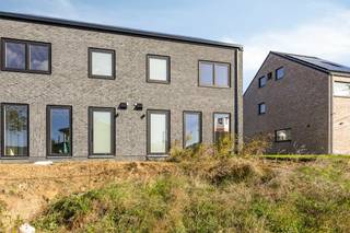 Deze halfopen bebouwing vinden we terug te Linter, rustig gelegen in het groen. De woning wordt volledig instapklaar afgewerkt en beschikt over alle comfort.<br /><br />De inkomhal van de woning biedt toegang tot het apart toilet, alsook tot de zithoek. Deze beschikt over een open keuken met eethoek, en geeft toegang tot de trap naar de eerste verdieping. Ook bevindt zich op de gelijkvloers nog een berging waar de technieken ook terug te vinden zijn.<br /><br />Op de eerste verdieping kan je via de nachthal de 3 slaapkamers, de berging en de badkamer, uitgerust met douche, toilet en lavabo, betreden. De tuin wordt volledig aangelegd en omheind. Daarnaast wordt ook de oprit en het terras aangelegd.<br /><br />Heb jij interesse in een nieuwbouwwoning met EPC label A+ in een rustige omgeving? Aarzel niet om ons te contacteren!<br /><br />Bestuursmaatregelen in het maatregelenregister: nee