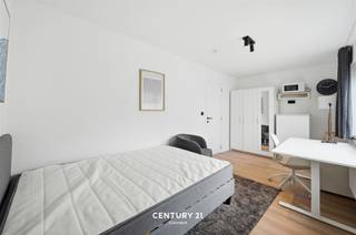 <p><strong>Welcome to this stylish 17 m² student room, located in a quiet and green neighborhood in Heverlee.</strong> This room combines comfort, functionality, and a modern look, making it ideal for students looking for a pleasant place to live and study.</p><p>Upon entering, you’ll immediately notice the bright and contemporary design. Thanks to the large windows, the room enjoys plenty of natural light and an open, pleasant atmosphere. Plus, you have direct access to the shared garden, where you can relax in peace.</p><p>The sleeping area is practically furnished and offers ample storage space. The stylish private bathroom is equipped with a shower, sink, and toilet.</p><p>You can cook in the shared kitchen, which is equipped with all modern appliances. In addition, each room features a convenient breakfast nook with its own refrigerator and microwave, offering extra comfort and convenience.</p><p>An ideal place to live comfortably, study, and enjoy student life.</p>