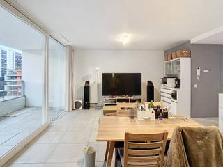 <p>Dit luxueuze appartement te huur in Leuven combineert ruimte, comfort en een uitstekende ligging in de populaire buurt De Vaart. Met een bewoonbare oppervlakte van 104m² en een ligging op de derde verdieping biedt deze woning alles wat je nodig hebt om aangenaam en zorgeloos te wonen.</p><p>Bij het binnenkomen word je verwelkomd in een ruime en lichtrijke leefruimte die een aangename sfeer creëert voor zowel ontspanning als gezellige momenten met familie of vrienden. De praktische indeling zorgt voor een optimaal wooncomfort en sluit perfect aan op een moderne levensstijl.</p><p>Het appartement beschikt over twee volwaardige slaapkamers en twee badkamers, waardoor privacy en gebruiksgemak centraal staan. Deze indeling maakt het appartement bijzonder geschikt voor koppels, gezinnen of professionals die extra ruimte wensen.</p><p>Naast het wooncomfort geniet je van heel wat praktische troeven. Er zijn twee fietsenstallingen voorzien, een private kelderberging biedt extra opbergruimte en de inbegrepen autostaanplaats zorgt ervoor dat parkeren geen zorg meer is.</p><p>De ligging is zonder twijfel een van de grootste pluspunten. De Vaart behoort tot de meest gegeerde buurten van Leuven en combineert een aangename woonomgeving met een uitstekende bereikbaarheid. Winkels, restaurants, openbaar vervoer en tal van andere voorzieningen bevinden zich op korte afstand, waardoor je alles binnen handbereik hebt.</p><p>Het appartement is beschikbaar vanaf 01/11/2026. Ben je op zoek naar een ruim en luxueus appartement met twee slaapkamers op een toplocatie in Leuven? Neem dan gerust contact met ons op voor meer informatie of plan een bezoek.</p>
