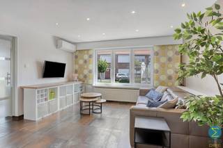 Gerenoveerde hoekwoning met drie slaapkamers, ingerichte zolder, garage en tuin, centraal gelegen op een perceel van 258m².Vanuit de inkomhal met...