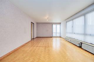 <p><span>Dit </span><span>zeer licht</span><span> en </span><span>meteen instapklaar 3-slaapkamer</span><span> </span><span>hoekappartement </span><span>is gelegen op de tweede verdieping van een</span><span> kleinschalig gebouw met lift</span><span> te Deurne. </span></p><p><span> </span></p><p><span>Tal van winkels, het openbaar vervoer en belangrijke invalswegen vind je in de directe omgeving en op nog geen 15 minuten bereik je </span><span>het centrum van de stad.</span><span> </span></p><p><span> </span></p><p><span>Doordat het een </span><span>hoekappartement </span><span>betreft, geniet je van </span><span>enorm veel lichinva</span><span>l. De </span><span>3 slaapkamers</span><span> maken dat dit een uitstekend appartement is om te verhuren.</span></p><p><span> </span></p><p><span>Indeling</span></p><p><span> </span></p><p><span>- inkomhal </span></p><p><span>- enorm lichte woonkamer en eetkamer (ramen aan 2 zijden!)</span></p><p><span>- achteraan gezellig terras</span></p><p><span>- geïnstalleerde keuken voorzien van alle moderne comfort</span></p><p><span>- slaapkamer 1 </span></p><p><span>- slaapkamer 2 </span></p><p><span>- slaapkamer 3</span></p><p><span>- badkamer met ligbad, lavabo en toilet</span></p><p><span> </span></p><p><span>Algemeen gebouw</span></p><p><span> </span></p><p><span>- kleinschalig gebouw</span></p><p><span>- lage gemeenschappelijke kosten</span></p><p><span>- privatieve kelder</span></p><p><span>- zeer gunstig EPC label B</span></p><p><span>- recent werd de lift volledig gemoderniseerd en een nieuwe collectieve CV ketel geplaatst</span></p><p><span>- ideaal appartement met 3 slaapkamers om te verhuren</span></p><p><span>- meteen beschikbaar</span></p><p><span> </span></p><p><span>Ben jij geïnteresseerd in dit appartement te koop in Deurne, ben je op zoek naar ander vastgoed, een investering of wens je de waarde van jouw eigendom te kennen? Dan ben je bij BOLT immo aan het juiste adres! Wij helpen jou graag verder.</span></p>