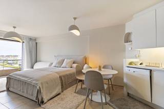 <p>Te koop: Gezellige studio in Oostende, gelegen op de Visserskaai met prachtig panoramisch zicht over het water.</p>
<p> </p>
<p>Deze studio bevindt zich in het hart van het centrum, in de toeristische zone en op wandelafstand van het strand. Dankzij de ligging op de Visserskaai geniet u van een vrij uitzicht en een zijdelings zeezicht. De renovatie zorgt voor een frisse, moderne uitstraling, waardoor de studio instapklaar is.</p>
<p> </p>
<p>Belangrijkste ruimtes:<br />• Lichte leefruimte met grote ramen en panoramisch zicht<br />• Compacte, moderne keuken<br />• Badkamer met douche en wastafel<br />• Terras met mooi open zicht<br />• Gemeenschappelijke fietsenberging<br />• Privatieve kelder</p>
<p> </p>
<p>Troeven:<br />• Mooi panoramisch zicht over water en stad<br />• Gelegen op de Visserskaai, nabij zee en centrum<br />• Recent gerenoveerde studio, instapklaar</p>
<p> </p>
<p>Neem vandaag nog contact op met uw ERA-makelaar voor een bezoek.</p>
<p> </p>
<p>JOUW DROOMAPPARTEMENT. ZO GEVONDEN!</p>