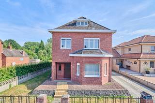 Ben je op zoek naar een woning die je volledig naar eigen smaak kunt renoveren?<br />Dan is deze karaktervolle woning op een rustige locatie beslist een bezoek waard.<br />De woning werd gebouwd in 1956 en is gelegen op een gunstig georiënteerd perceel van 634m². De woning verkeert in degelijke staat, maar vraagt om een renovatie. Voor wie bereid is de handen uit de mouwen te steken, biedt deze woning dan ook heel wat mogelijkheden om ze volledig naar eigen smaak in te richten.<br />De woning beschikt over een bewoonbare oppervlakte van 127 m² en biedt voldoende ruimte voor het hele gezin. Daarnaast geniet je van een rustige ligging in de nabijheid van scholen, winkels en andere dagelijkse voorzieningen.<br /><br /><span><u><strong>INDELING</strong></u></span><br /><u>Gelijkvloers :</u><br />. inkom en trappenhal - woon en zitruimte - keuken - badkamer/wasplaats - veranda<br />. schuurtje<br /><br /><u>Verdieping :</u><br />. nachthal - 3 goed bruikbare slaapkamers - bergruimte<br /><br /><u>Kelder :</u><br />. via vaste trap naar kelderruimte <br /><br /><u>Tuin :</u><br />. inrit naar losstaande garage met schuurtje<br />. grasveldje <br /> <br />Ben je op zoek naar een gezinswoning op een rustige locatie, met veel potentieel en een aangenaam perceel? Dan is deze open bebouwing zeker een bezoek waard.<br /><strong>Contacteer ons vandaag nog voor een bezichtiging via mail of telefoon (joris@limbo.be - 0496/166 339).</strong><br /><br />Dit pand is onderworpen aan de renovatieverplichting van de Vlaamse overheid voor residentiële gebouwen (behoudens bij sloop binnen 5 jaar na de aankoop). Consulteer voor meer informatie de website van het Vlaams Energie- en Klimaatagentschap via https://www.vlaanderen.be/een-huis-of-appartement-kopen/renovatieverplichting-voor-residentiele-gebouwen.